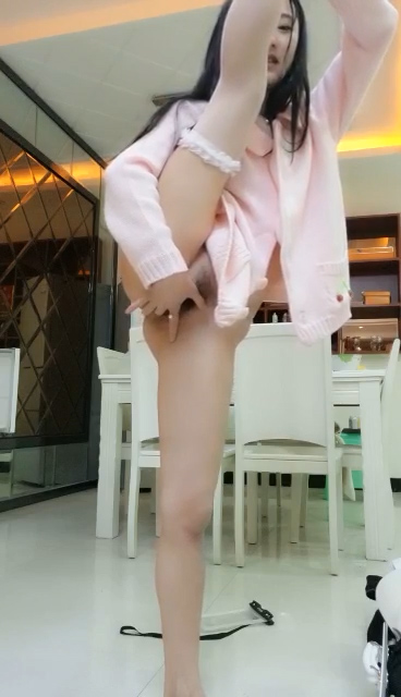 性感美女主播一字马表演才艺